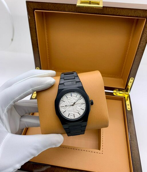 Montre élégante en acier noir