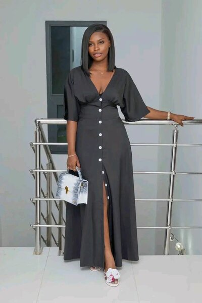 Robe longue élégante à boutons