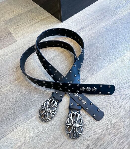 Ceinture en cuir avec boucles variées