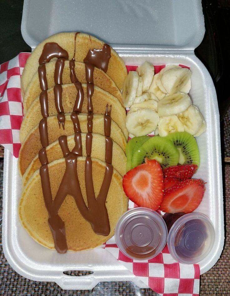 Pancakes aux fruits frais