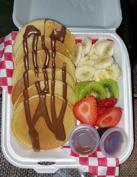Pancakes aux fruits frais