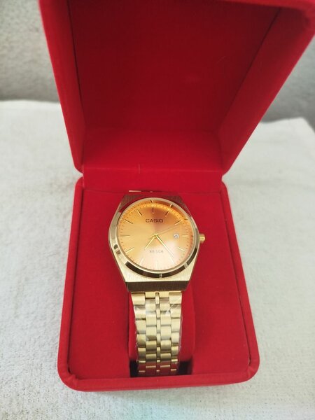 Montre bracelet dorée élégante
