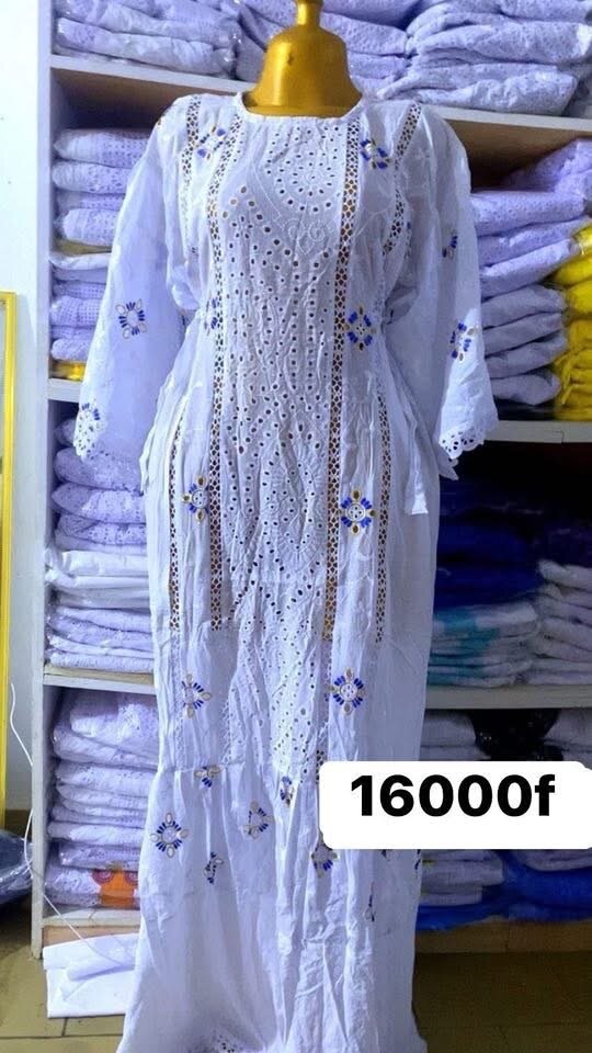 Robe élégante en coton brodé