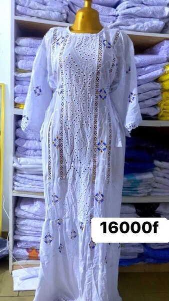 Robe élégante en coton brodé