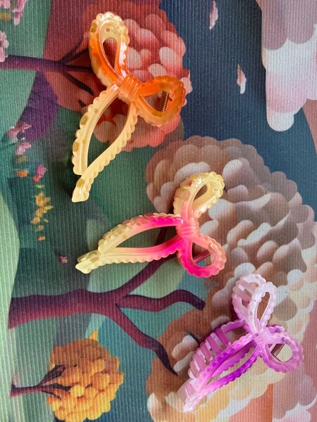 Wide bow claw clips