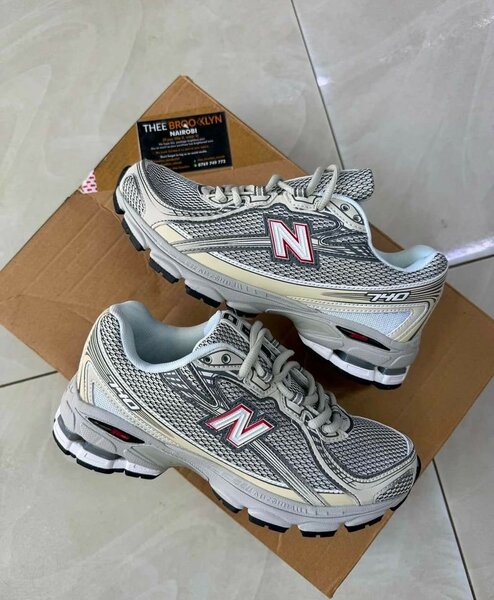 NEW BALANCE 740