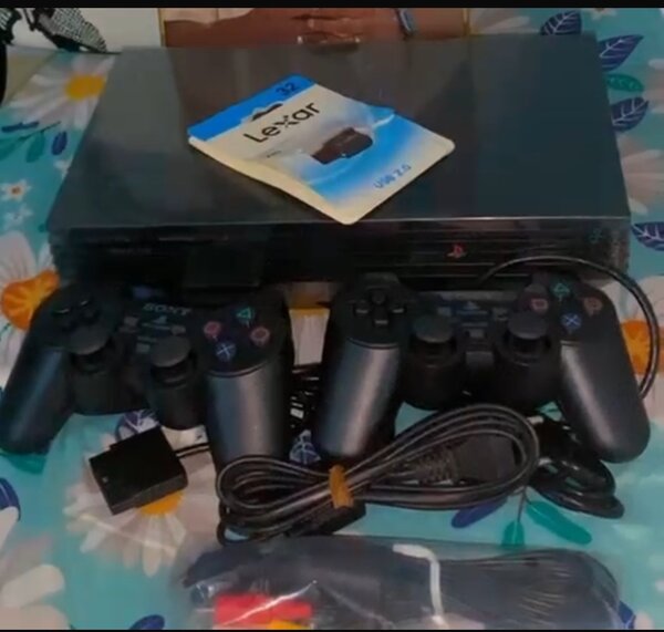 Console PlayStation 2 avec accessoires