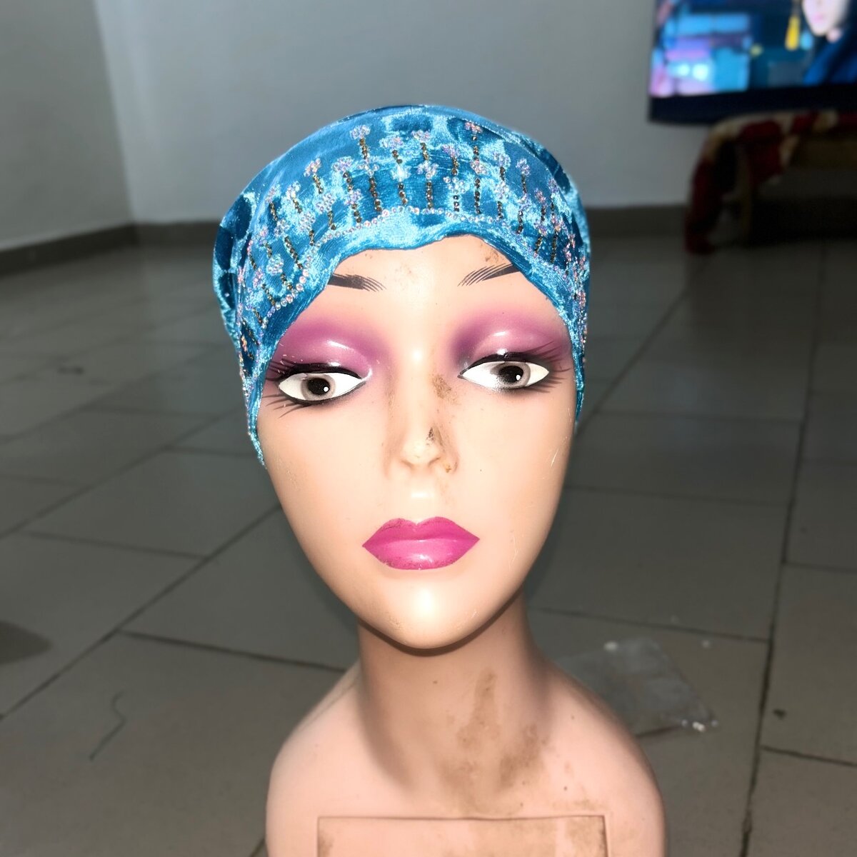 Bonnet en satin décoratif