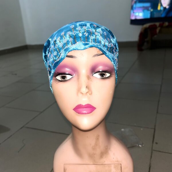 Bonnet en satin décoratif