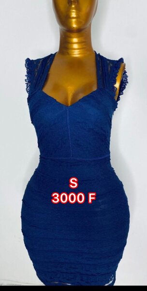 Robe moulante en dentelle bleue