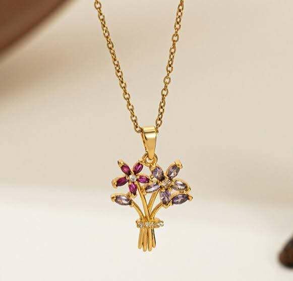 Collier Floral Doré Éclatant