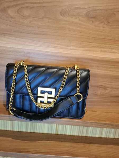 Sac à main en cuir noir élégant