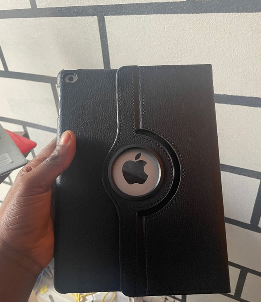 Tablette Apple iPad avec étui