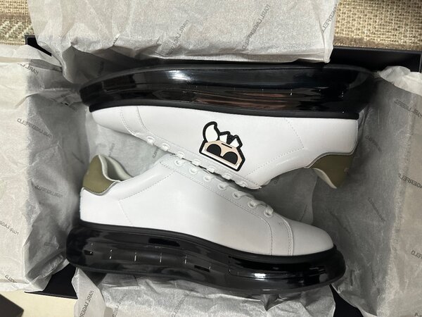 Sneakers blancs modernes unisexes