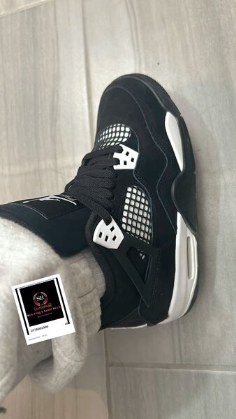 Basket Jordan 4   authentique avec sa boîte