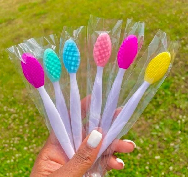 Lip scrub brush