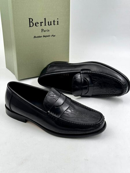 Solid leather shoes