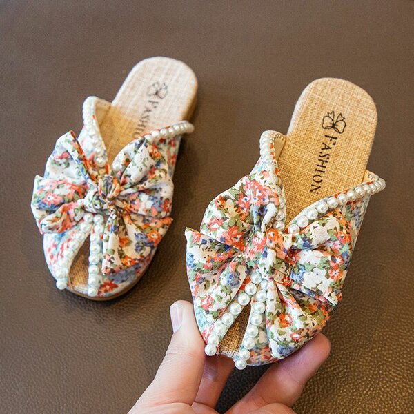 Girl's slippers
