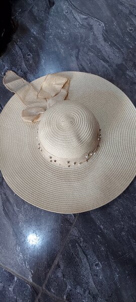 Chapeaux Capelines