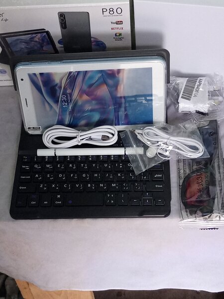 Tablette P80 avec clavier et accessoires