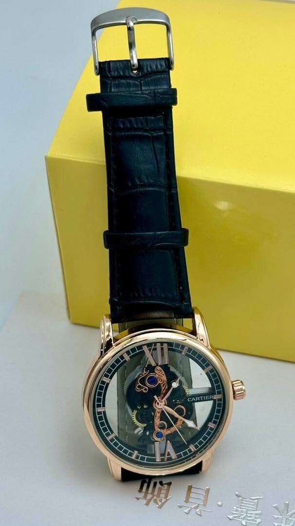 Montre Cartier dorée fond bleu transparent