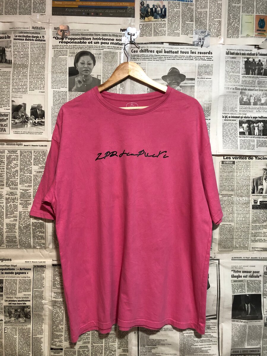 T-shirt rose avec nœud papillon