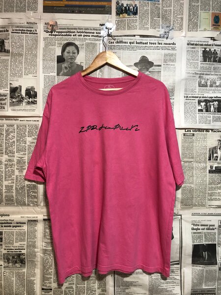 T-shirt rose avec nœud papillon