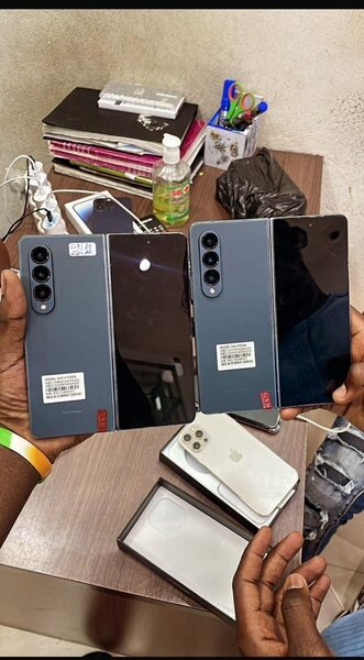 iPhone , Samsung