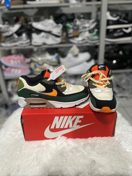 Nike Air Max 90 Sneaker Collection