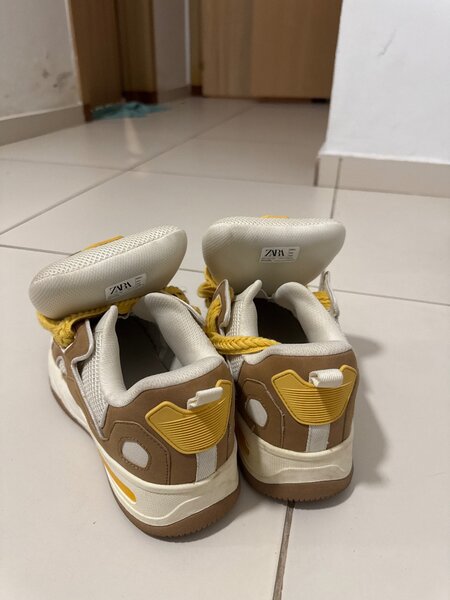 Sneakers tendance jaunes et bruns