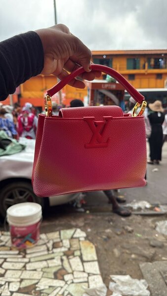 Sac à main en cuir rose