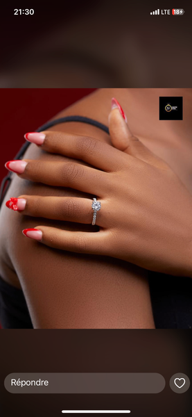 Bague en argent avec diamant étincelant