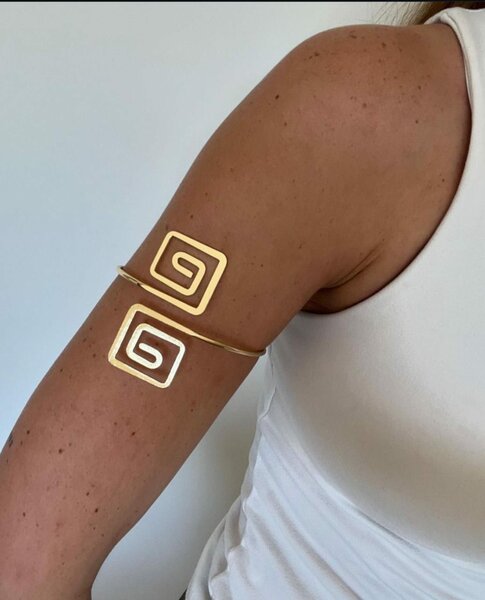 Arm bracelet