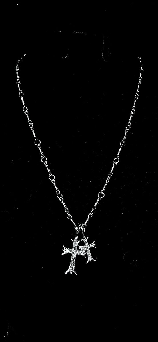 Collier pendentif croix élégant