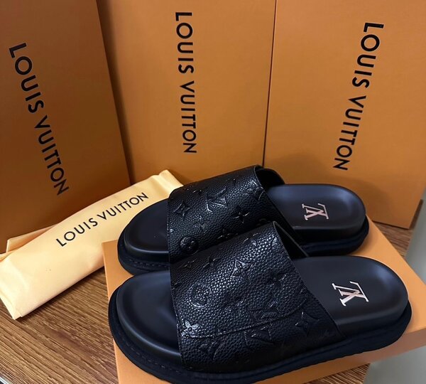 Sandales en cuir noir de marque