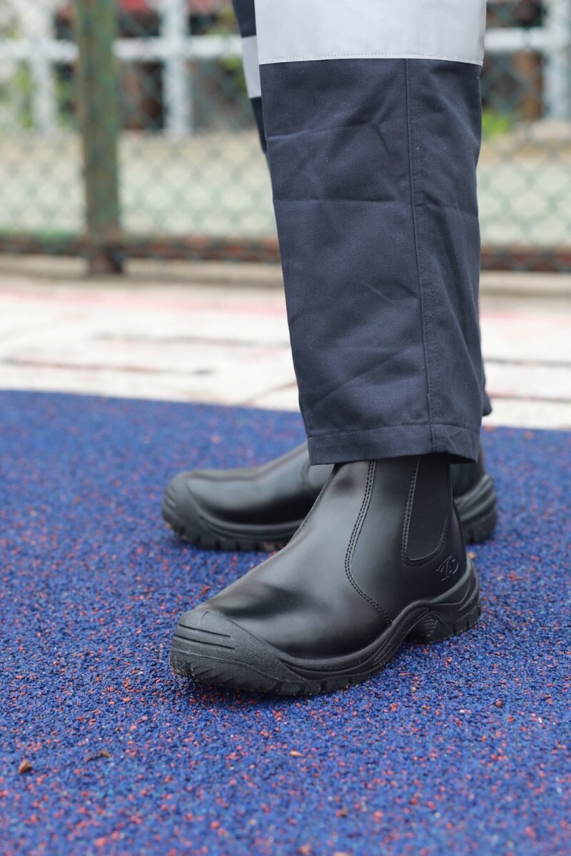 Safety boots