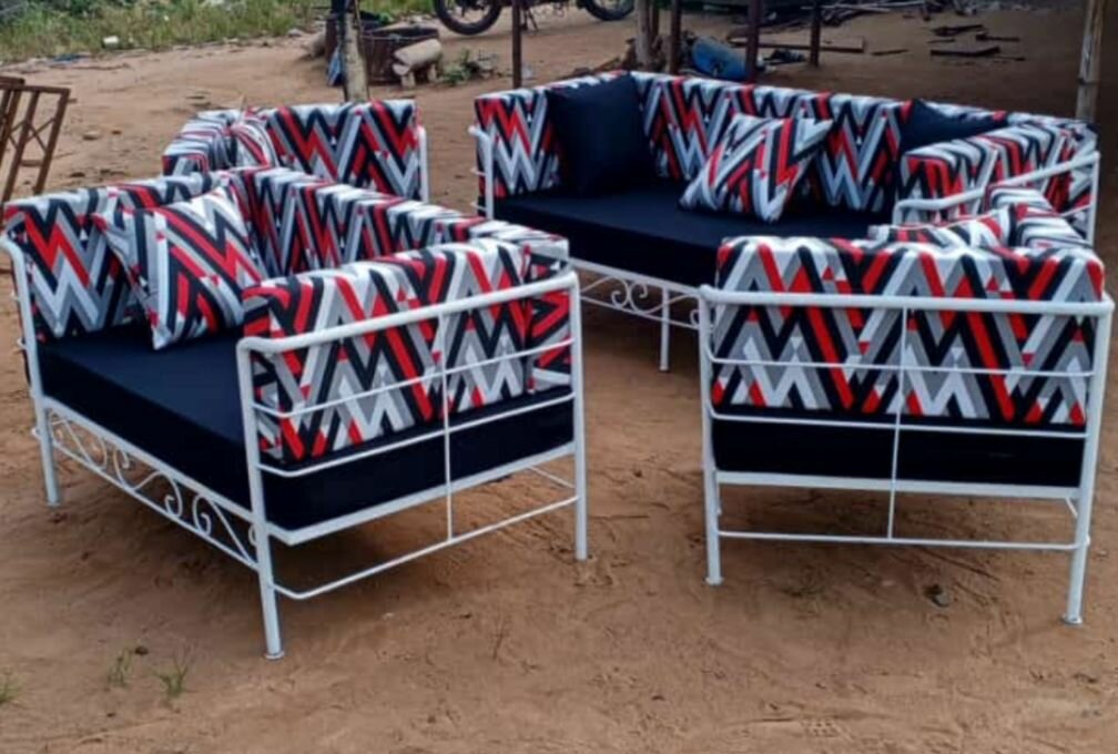 Ensemble de fauteuils métalliques confortables et solides