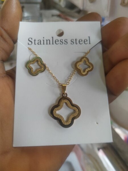 Chaine et boucles d'oreilles.