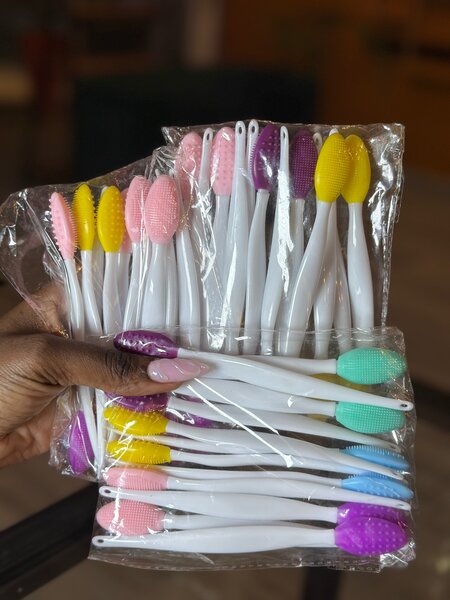 Lip brush