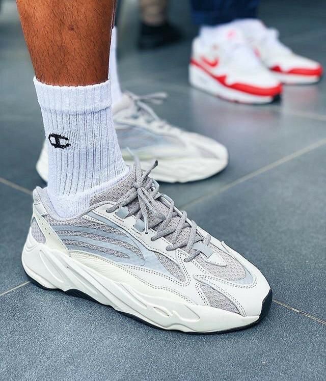 YEEZY SNEAKERS