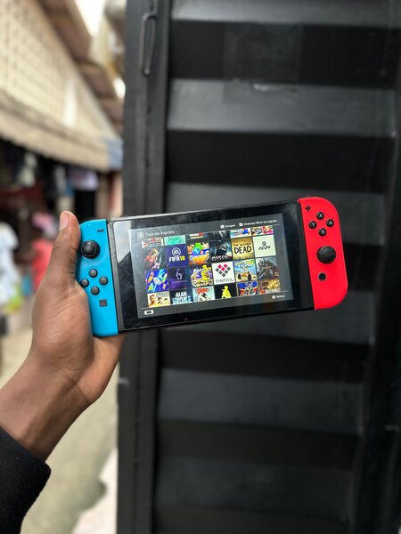 Nitendo switch avec 30 jeux vendu en magasin.