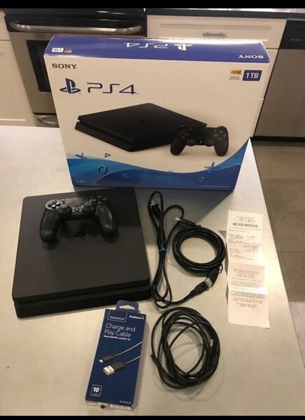 PS4 CONSOLE