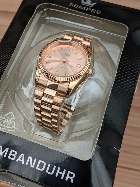 Montre en acier doré élégante