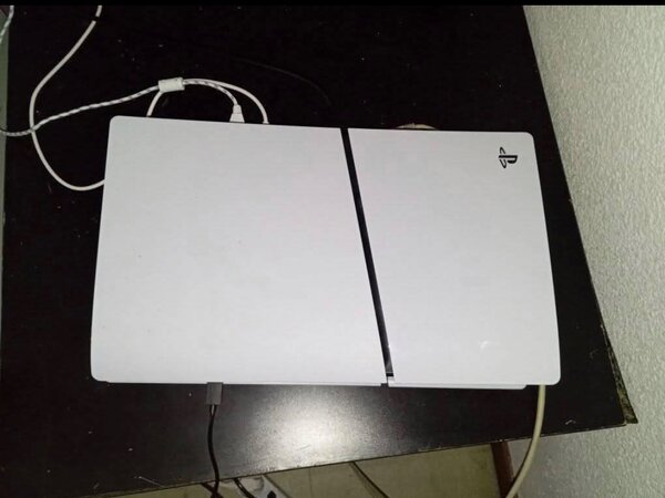 PS5 avec les manettes .