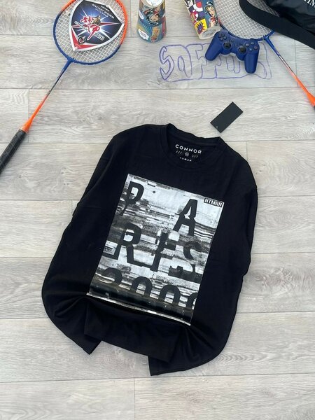 T-shirt noir graphique pour hommes