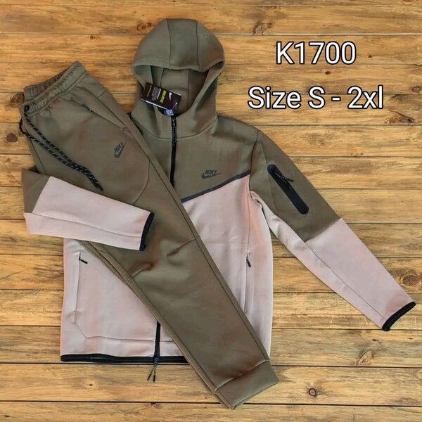 NIKE TECH FLEECE