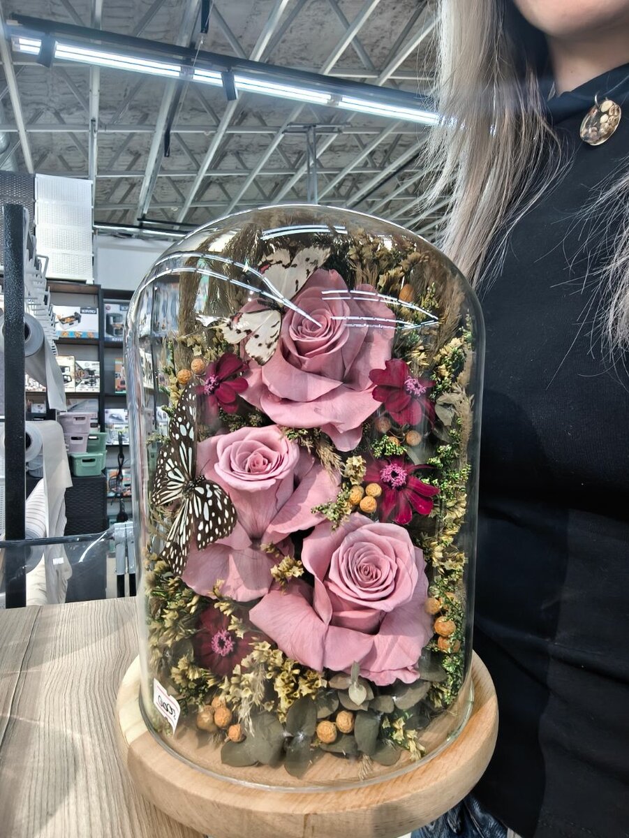 Живая роза в колбе