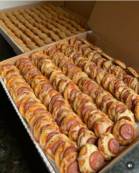 Mini pizzas et snacks assortis