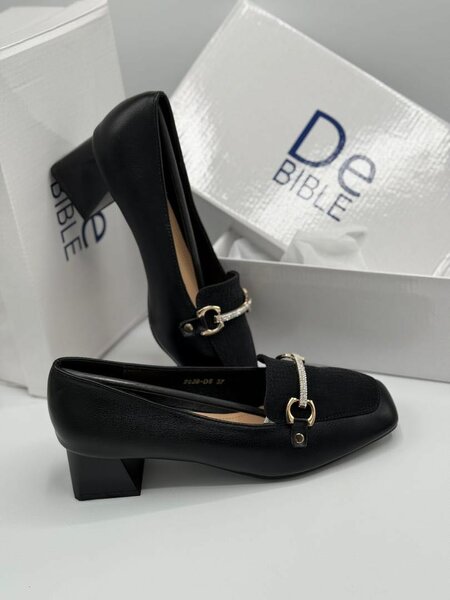 Flat heels