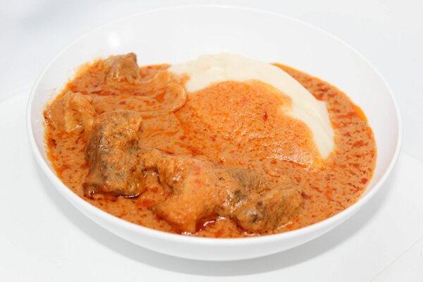 Plat de foutou sauce arachide